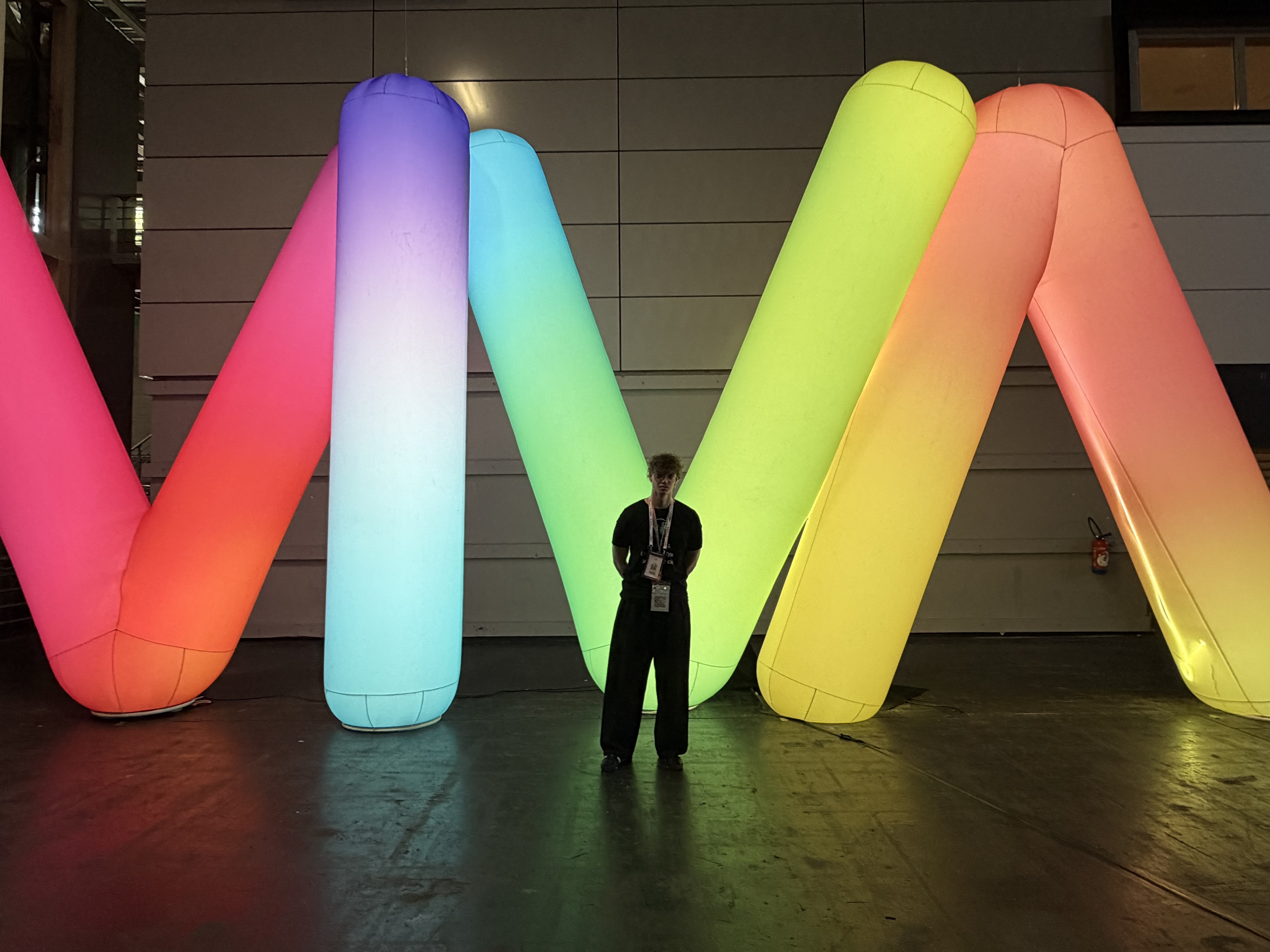 Paul devant l'installation lumineuse VivaTech